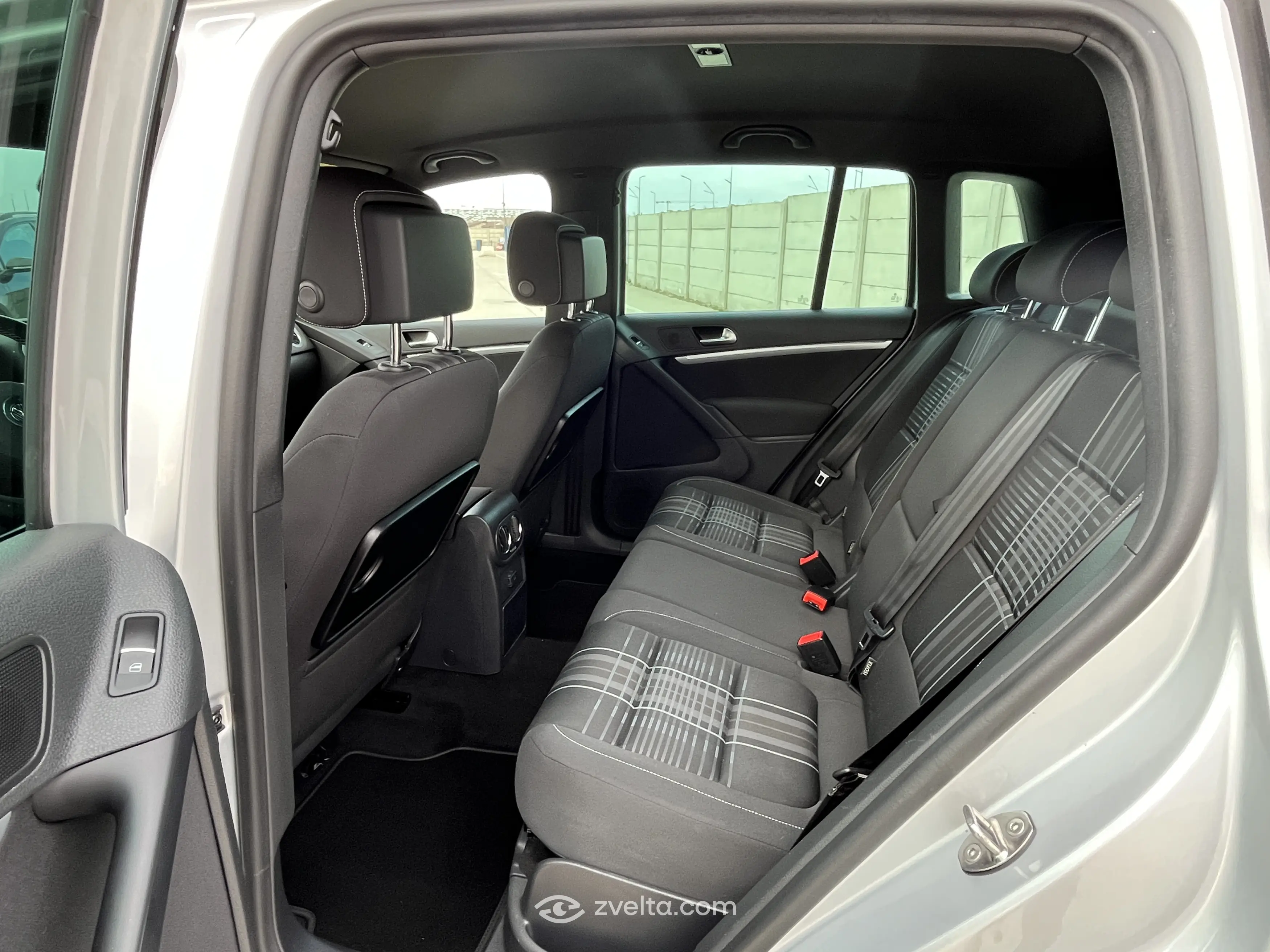 Car photo 8
