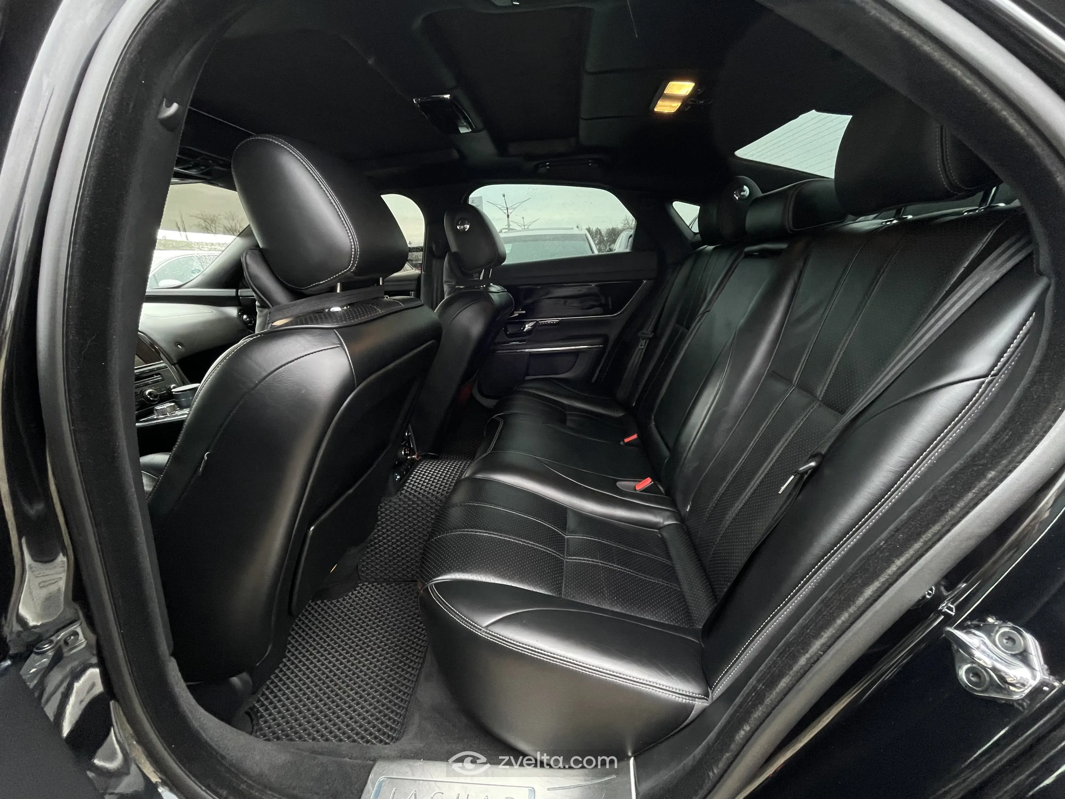Car photo 9