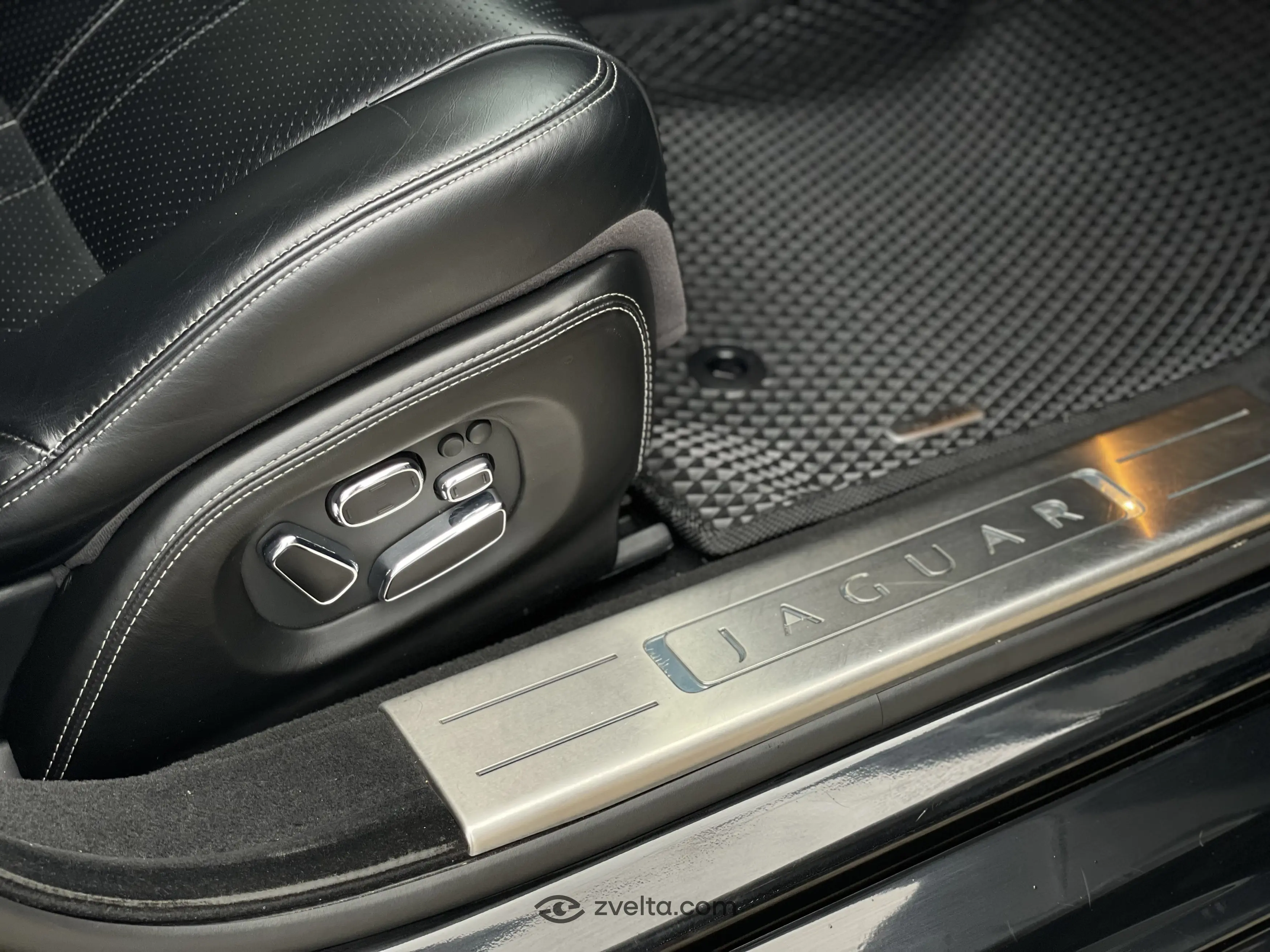 Car photo 12