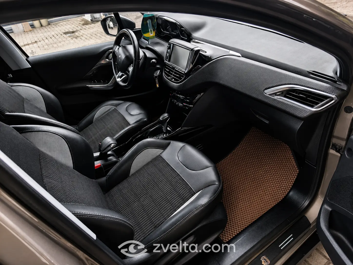 Car photo 8