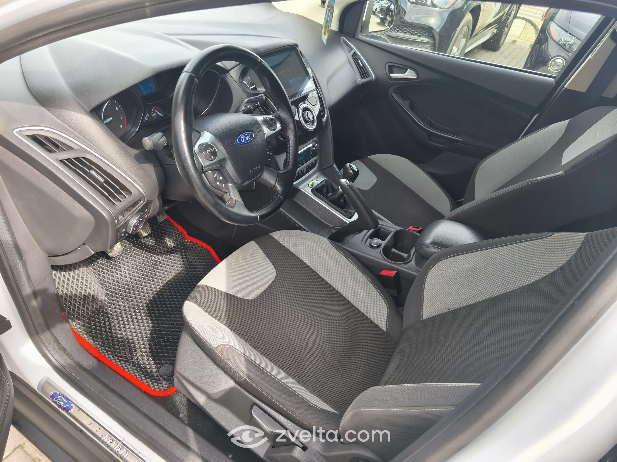 Car photo 9
