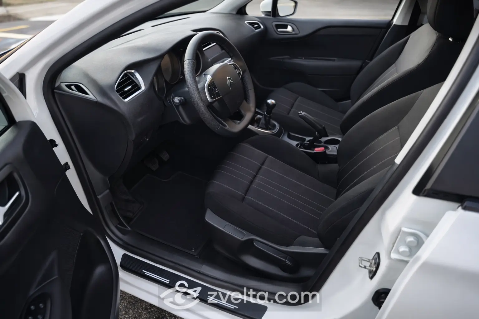 Car photo 9