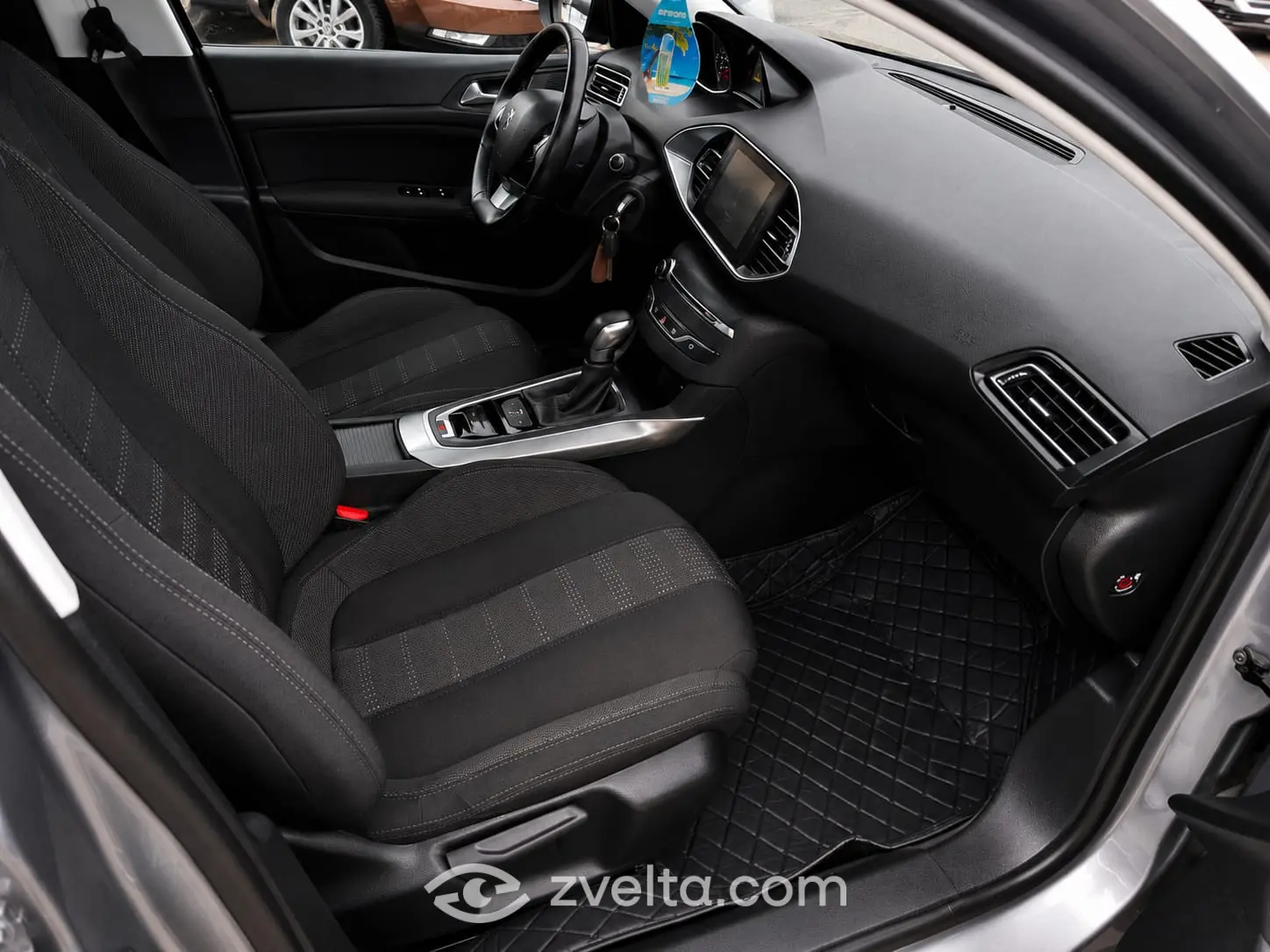 Car photo 8
