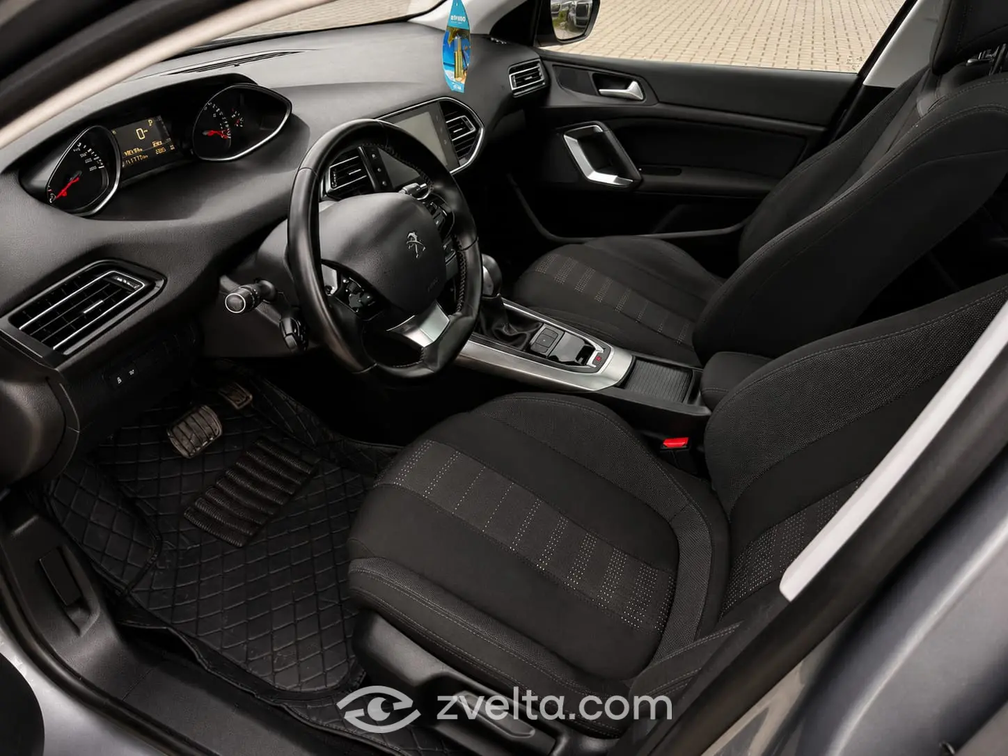 Car photo 9