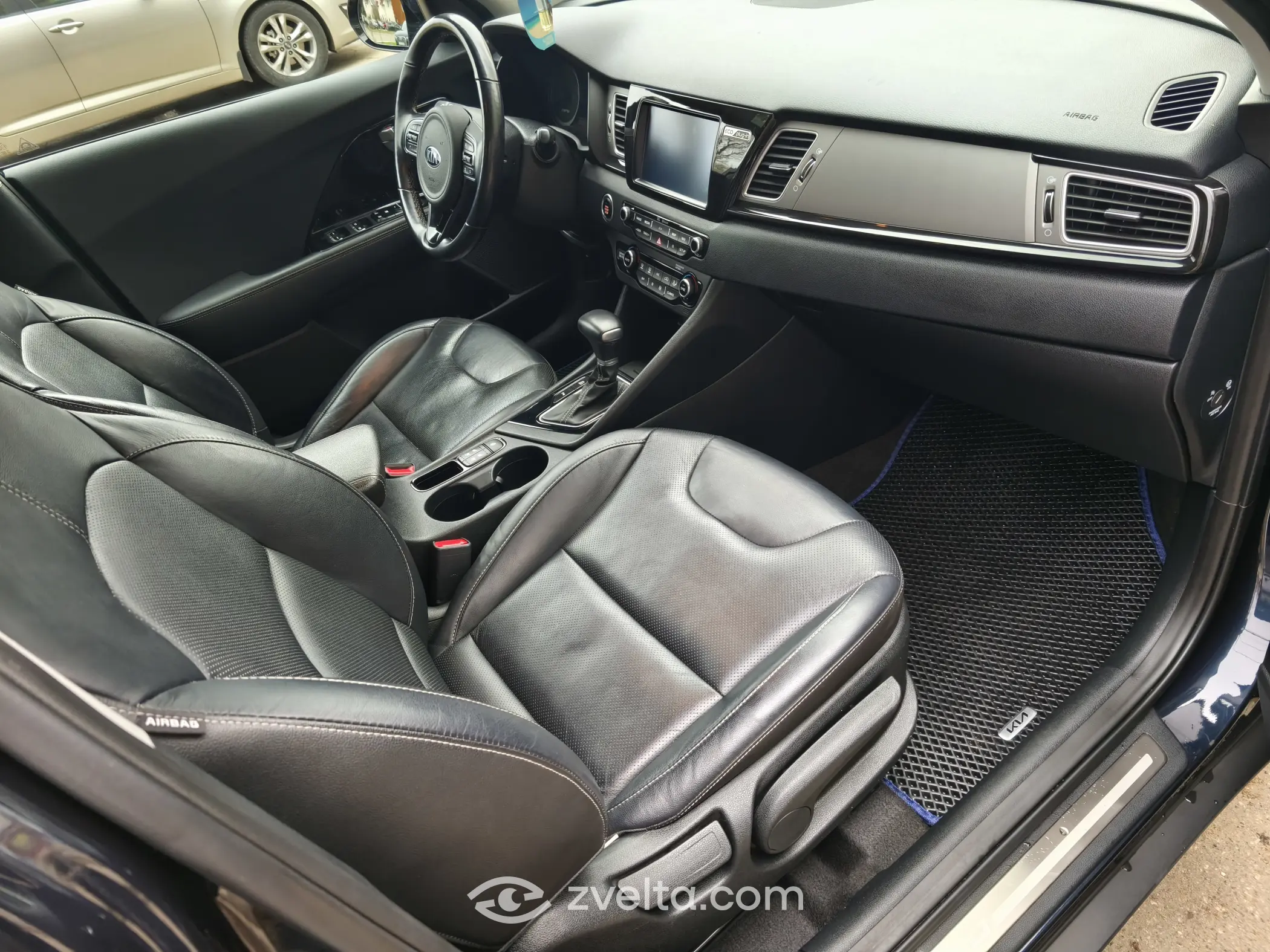 Car photo 9
