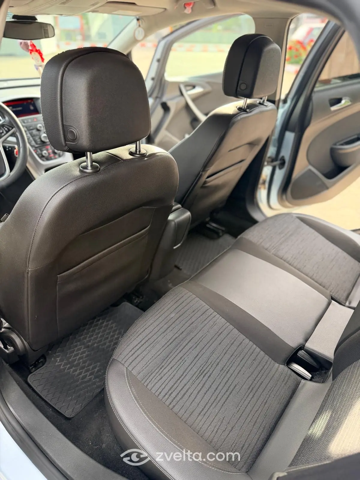 Car photo 9