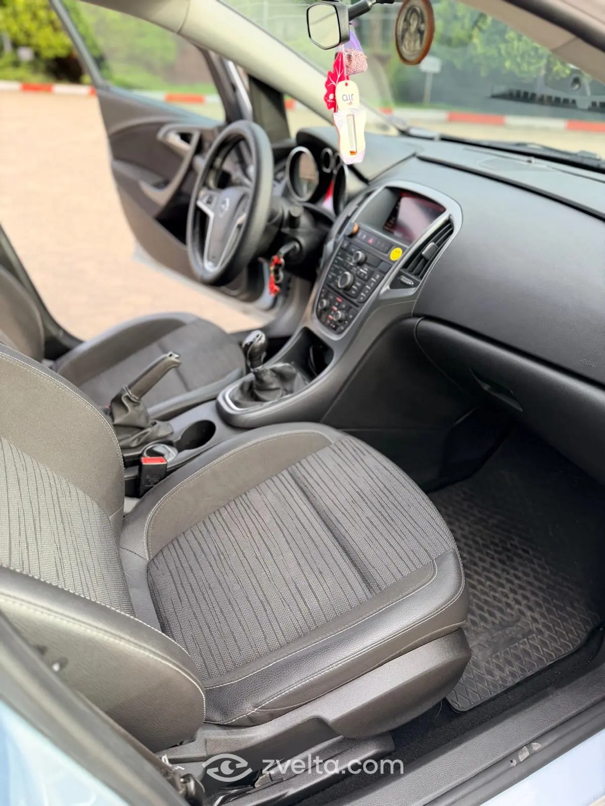 Car photo 8