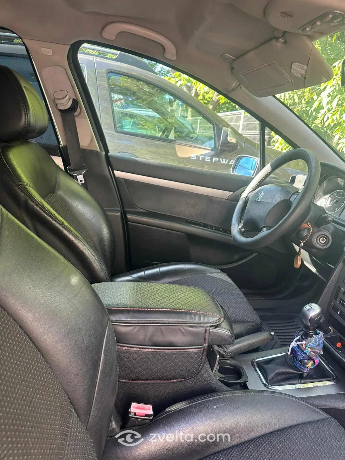Car photo 8