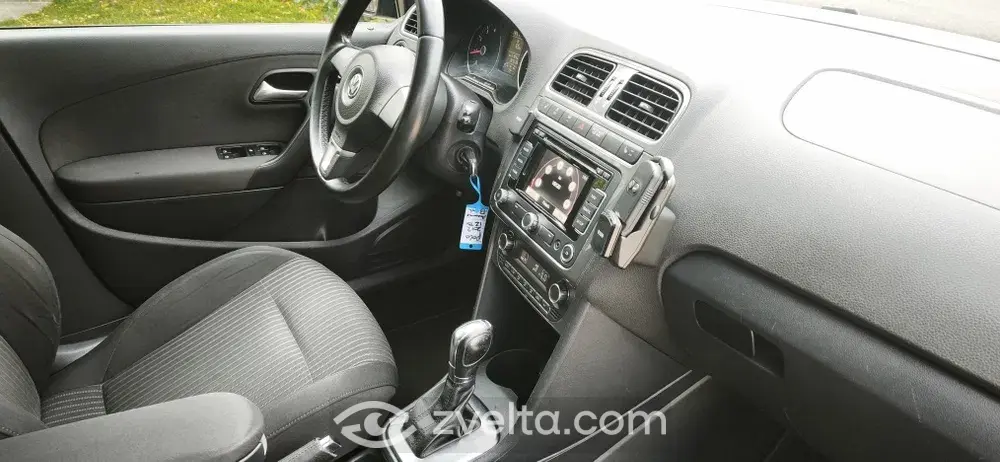 Car photo 8