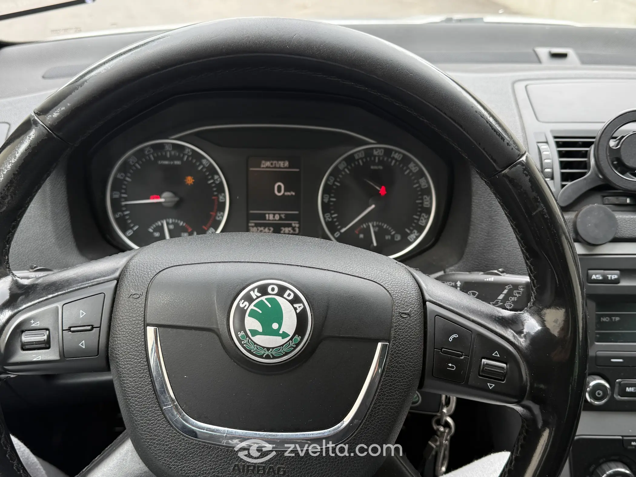Car photo 9