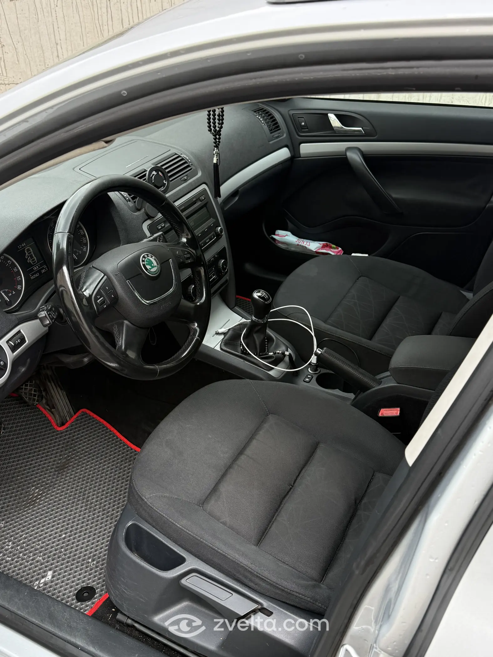 Car photo 8