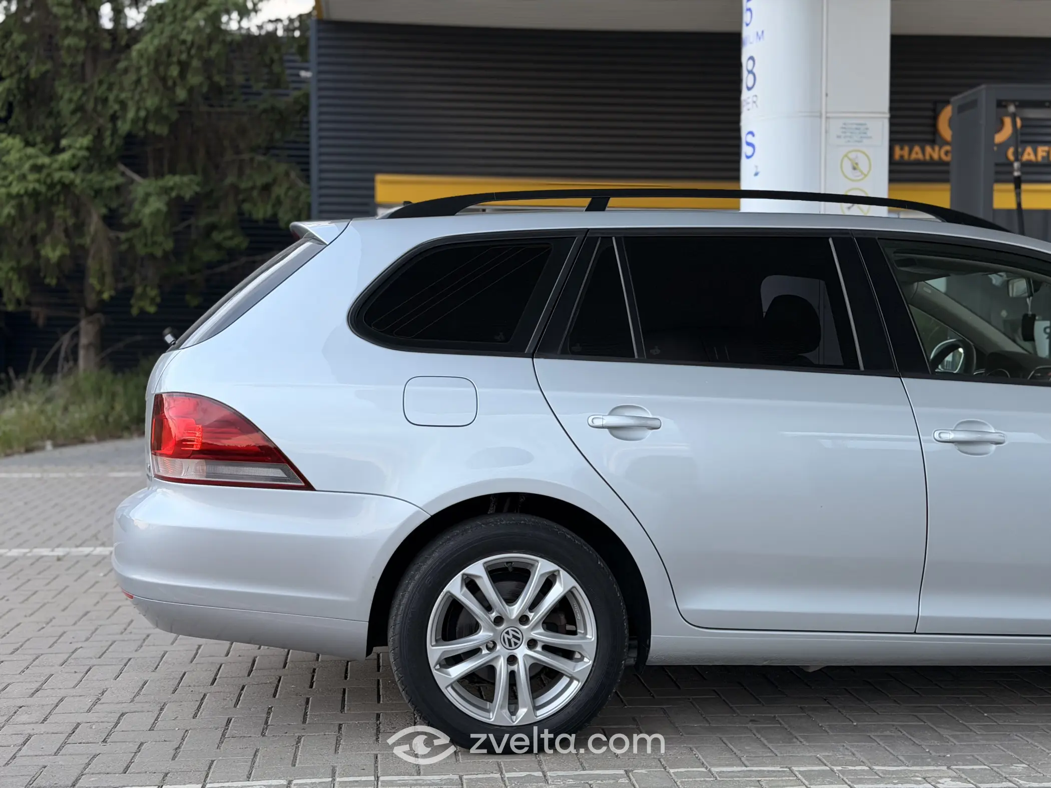 Car photo 7
