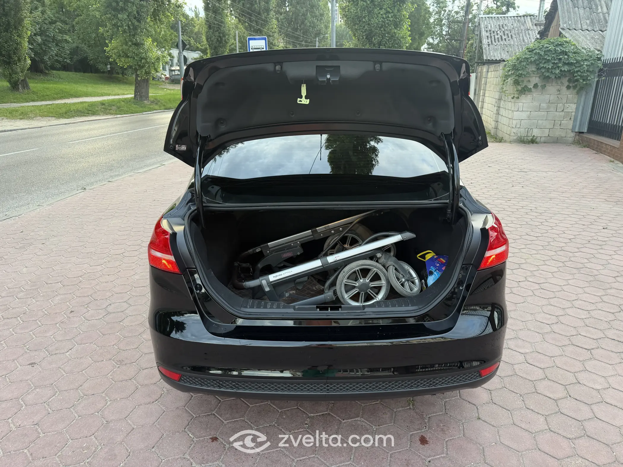 Car photo 6