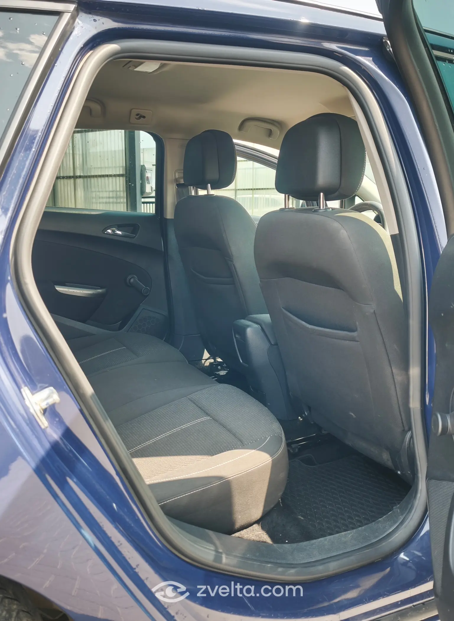 Car photo 11