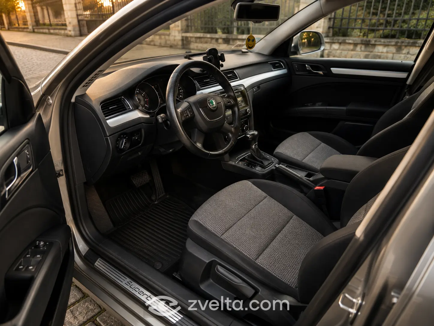 Car photo 5