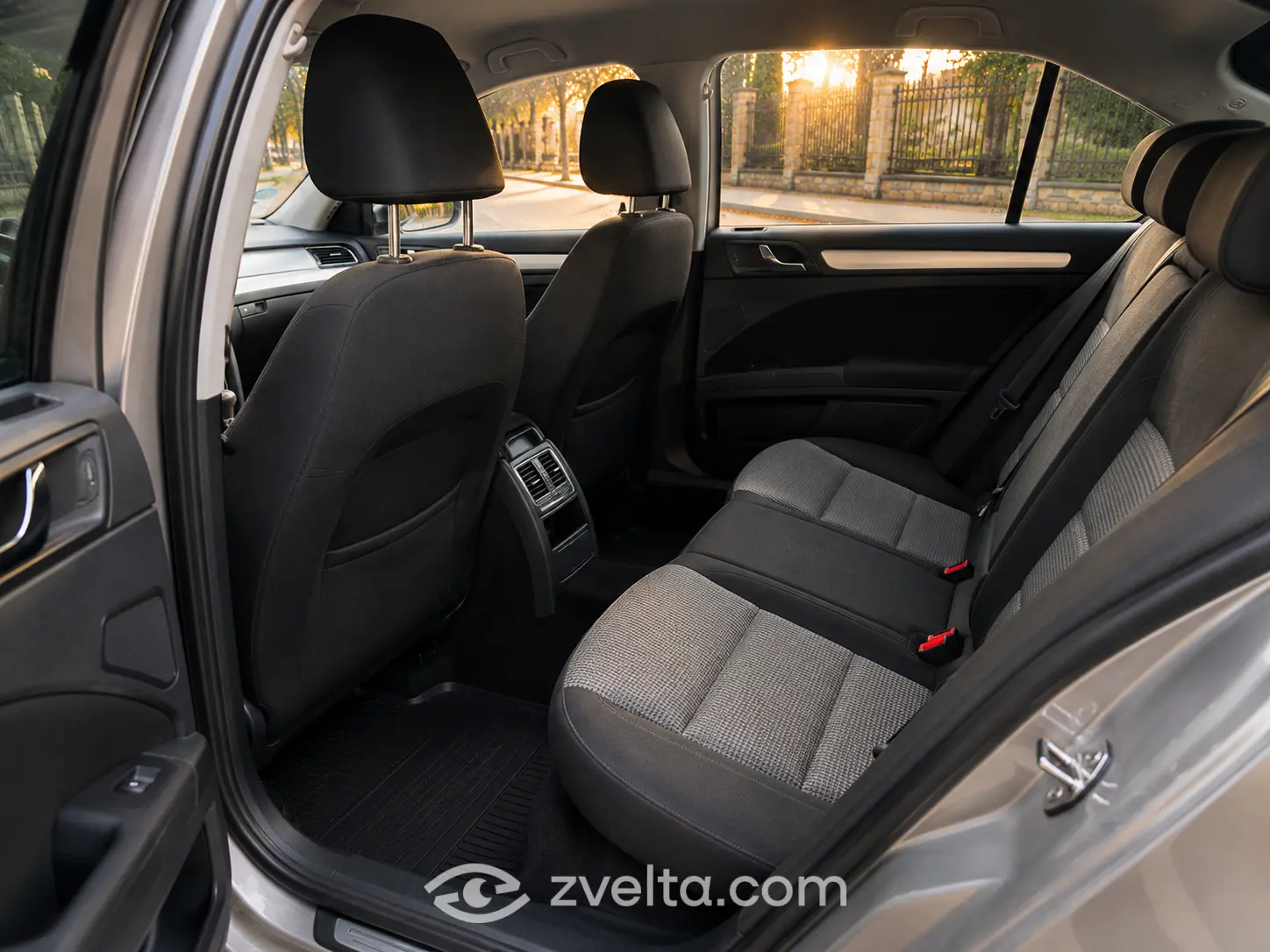 Car photo 6