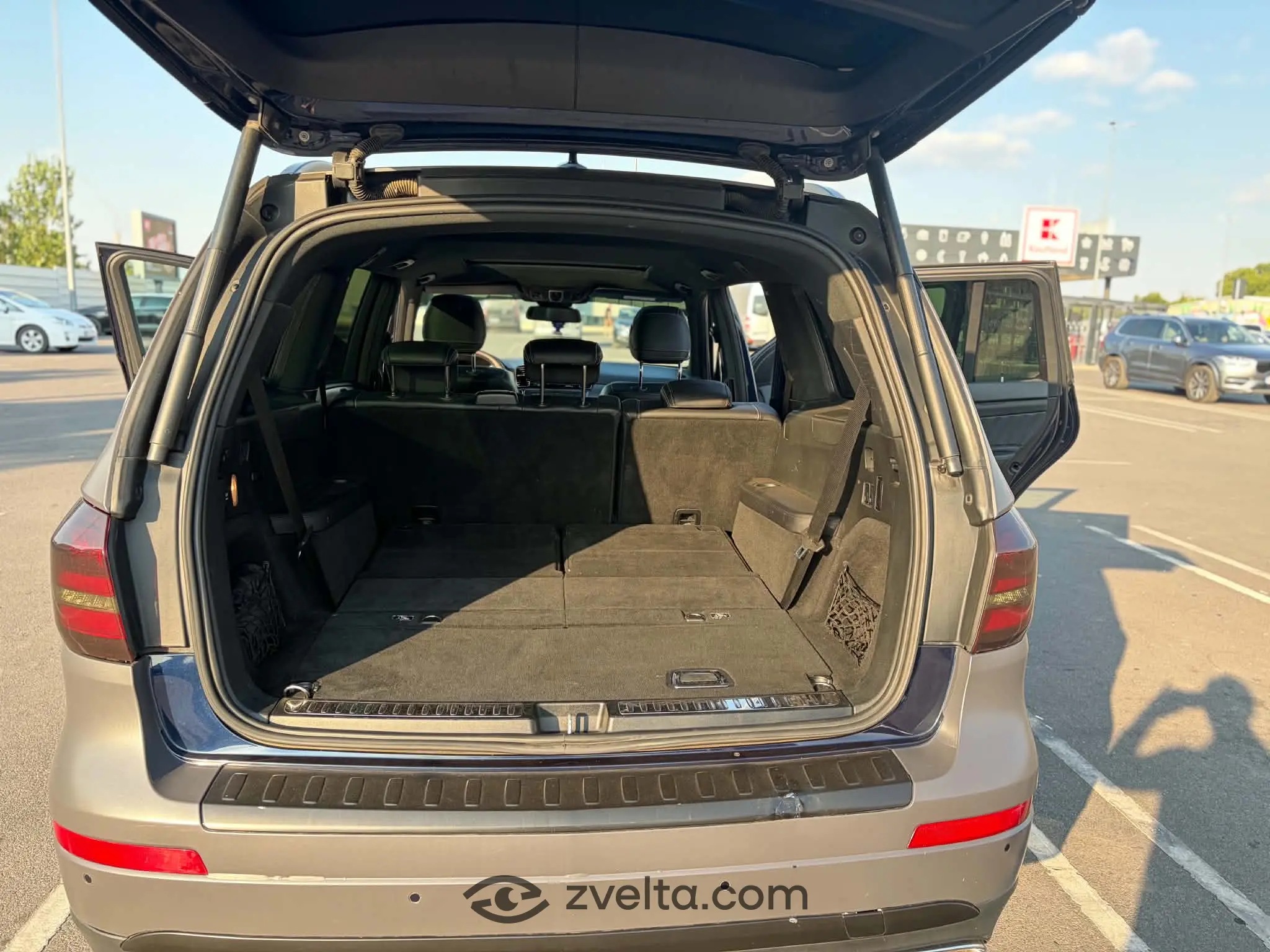 Car photo 6