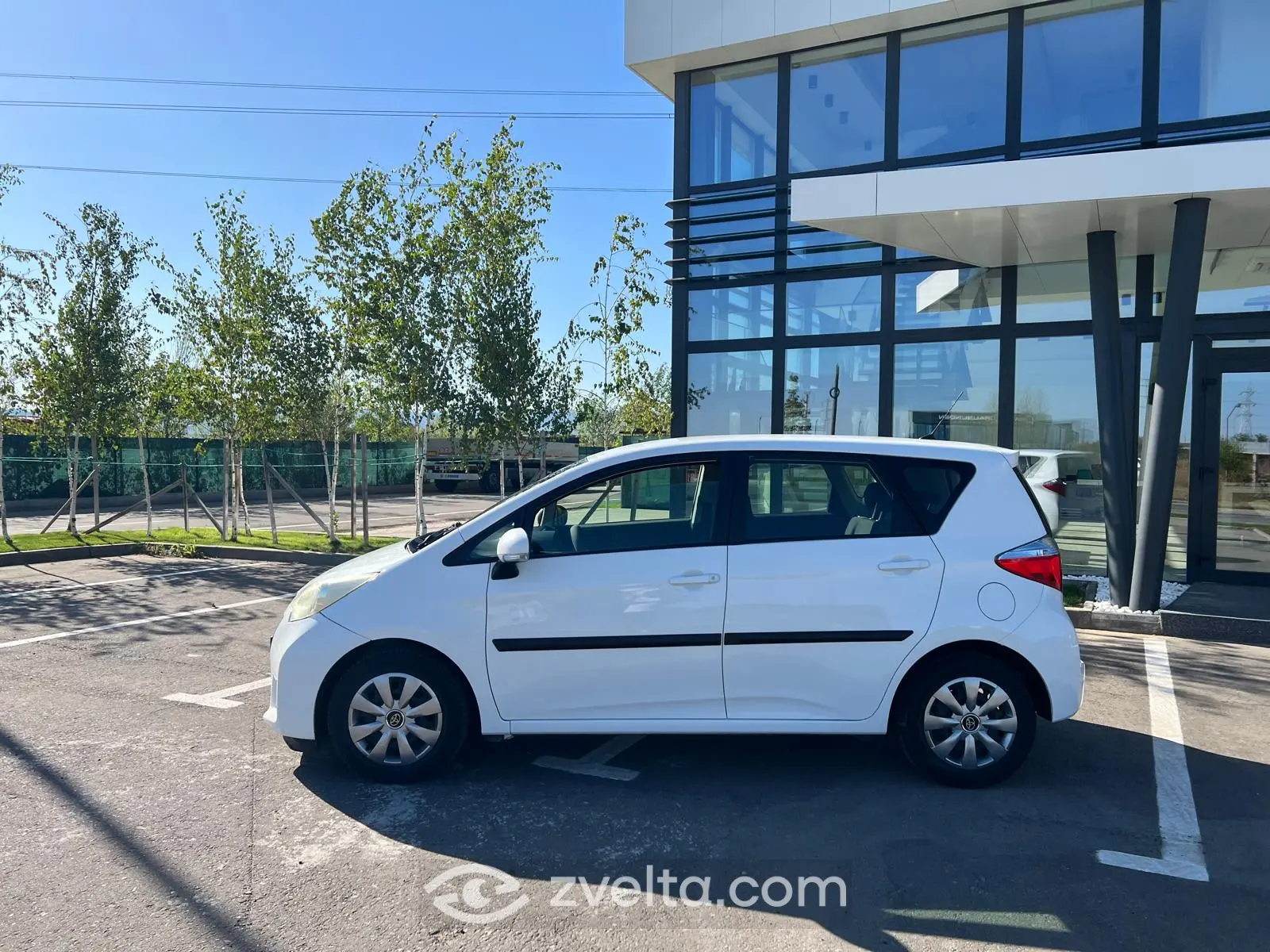 Car photo 14