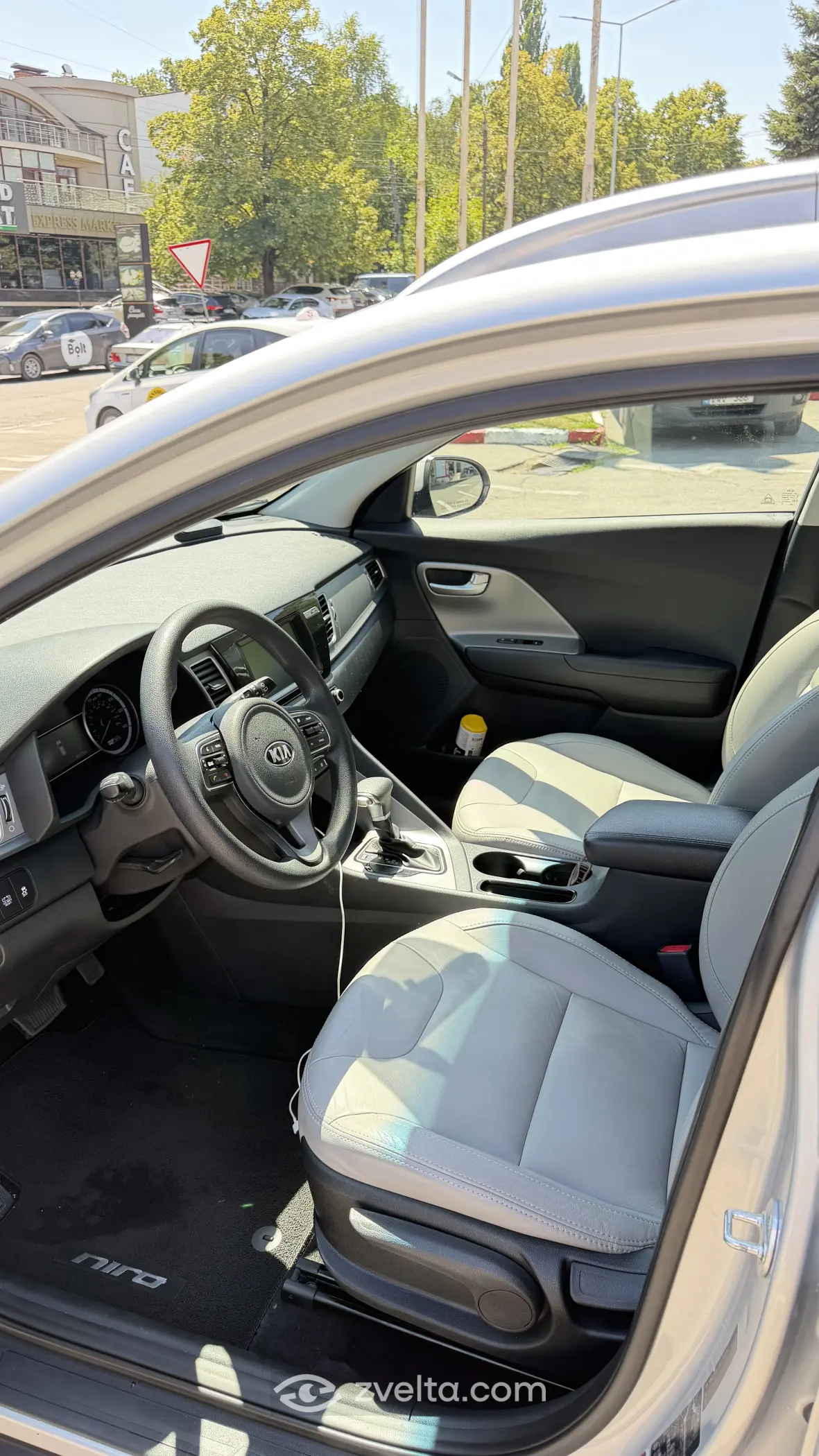 Car photo 4