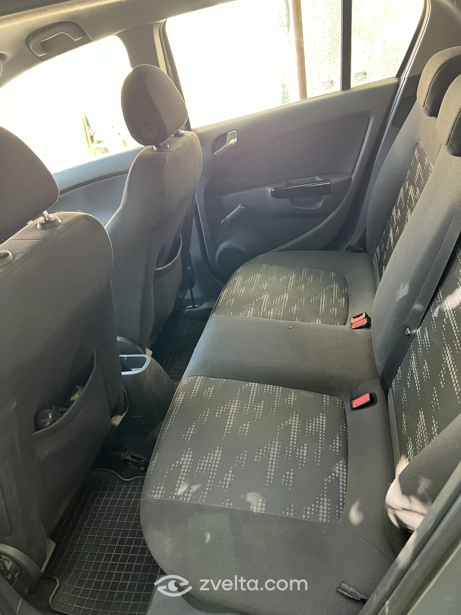 Car photo 4