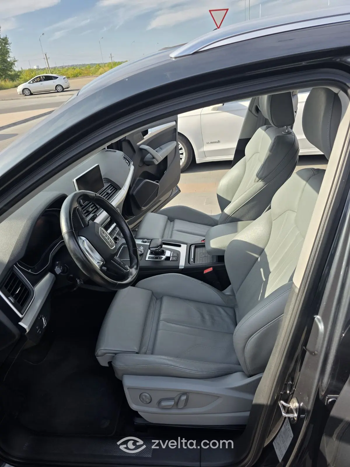 Car photo 12