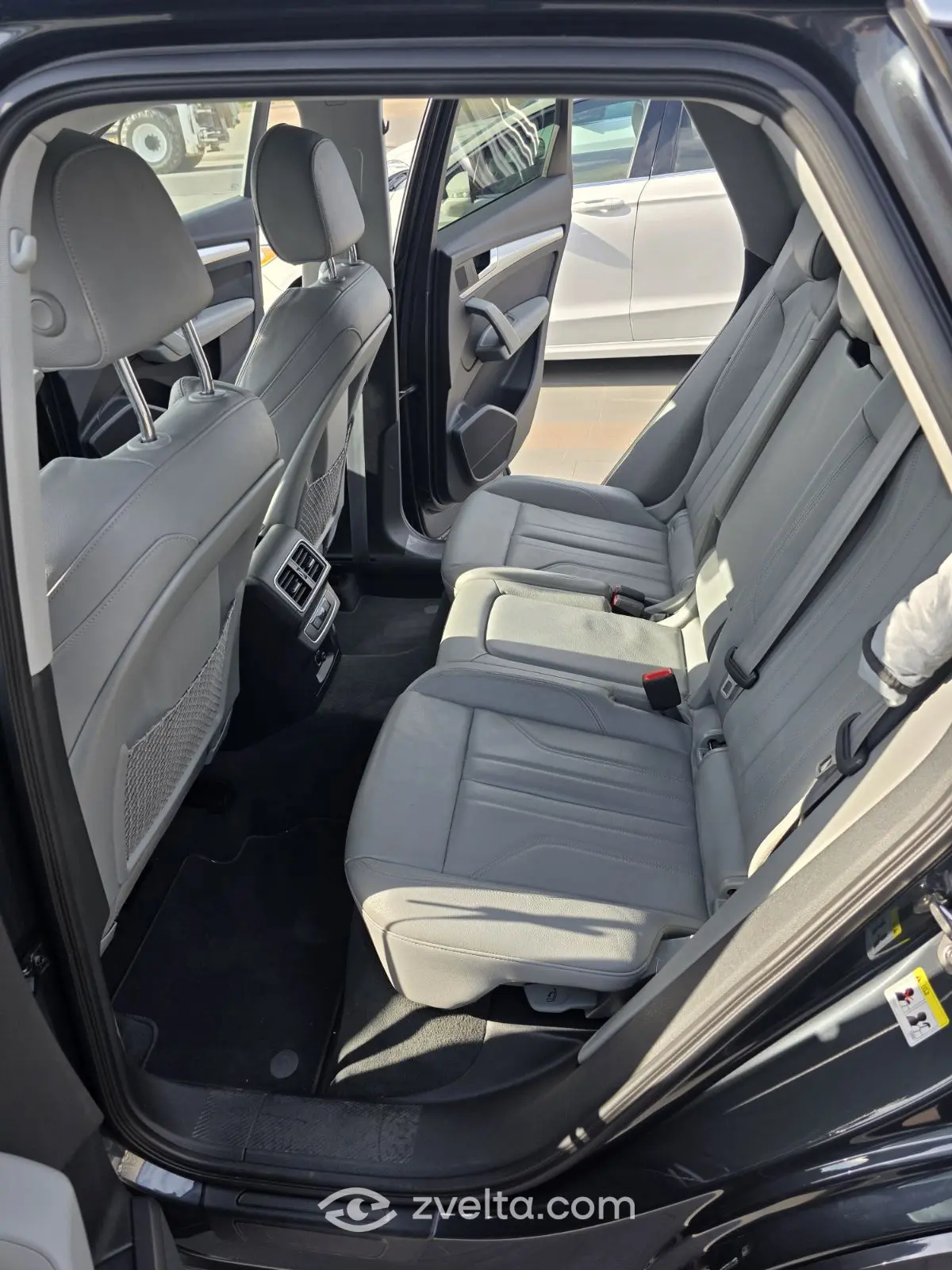 Car photo 10