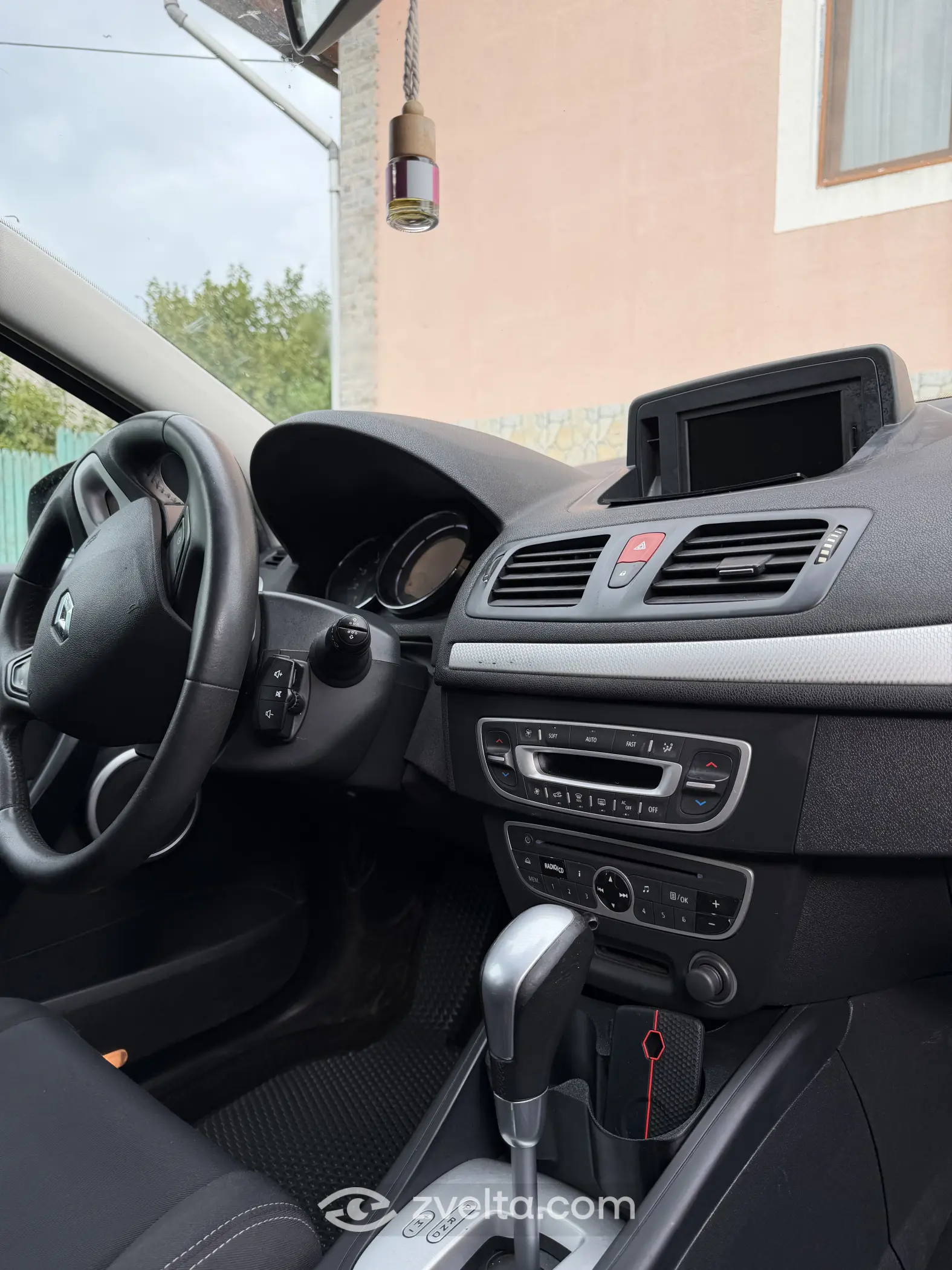 Car photo 12