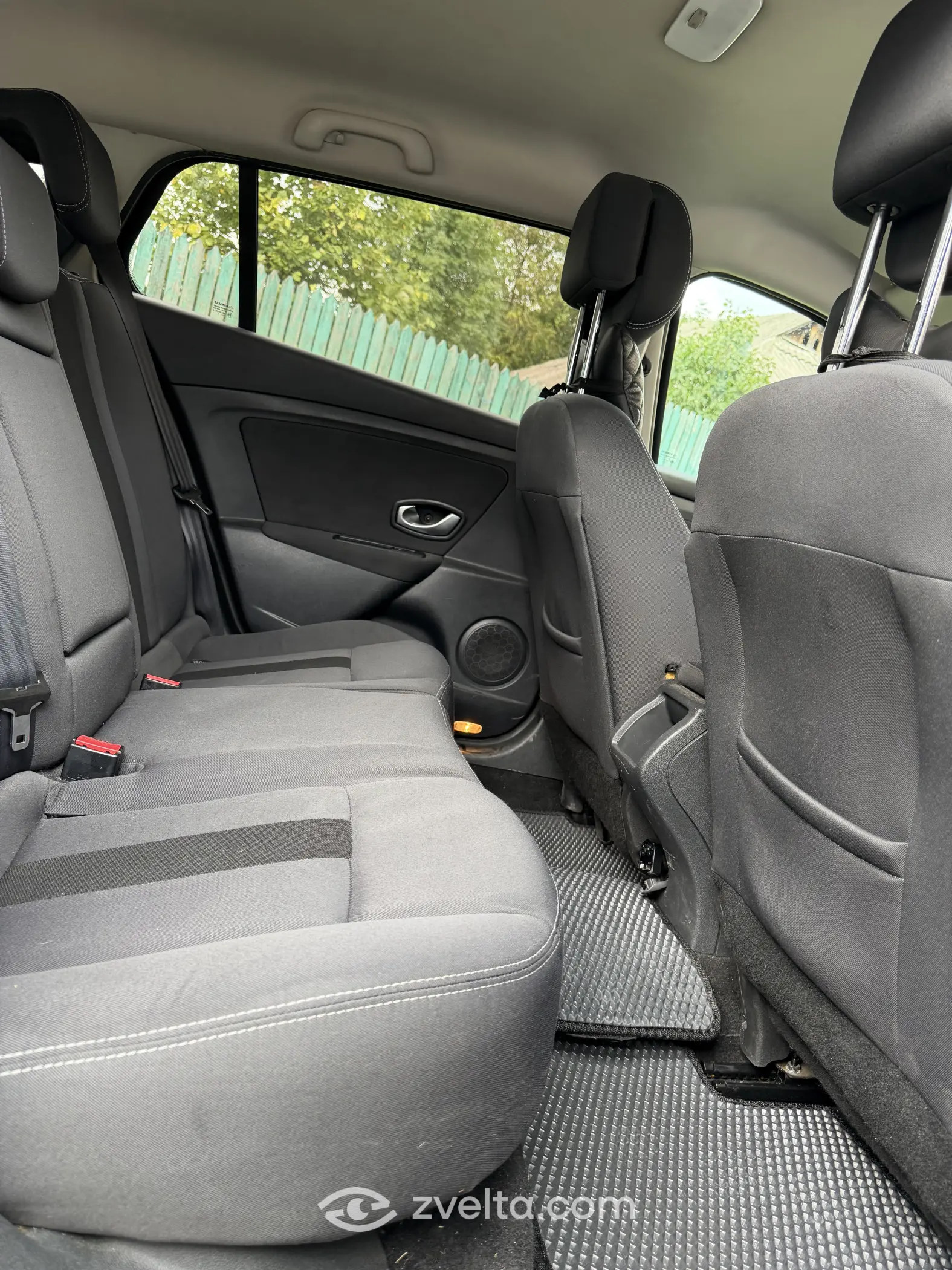 Car photo 10