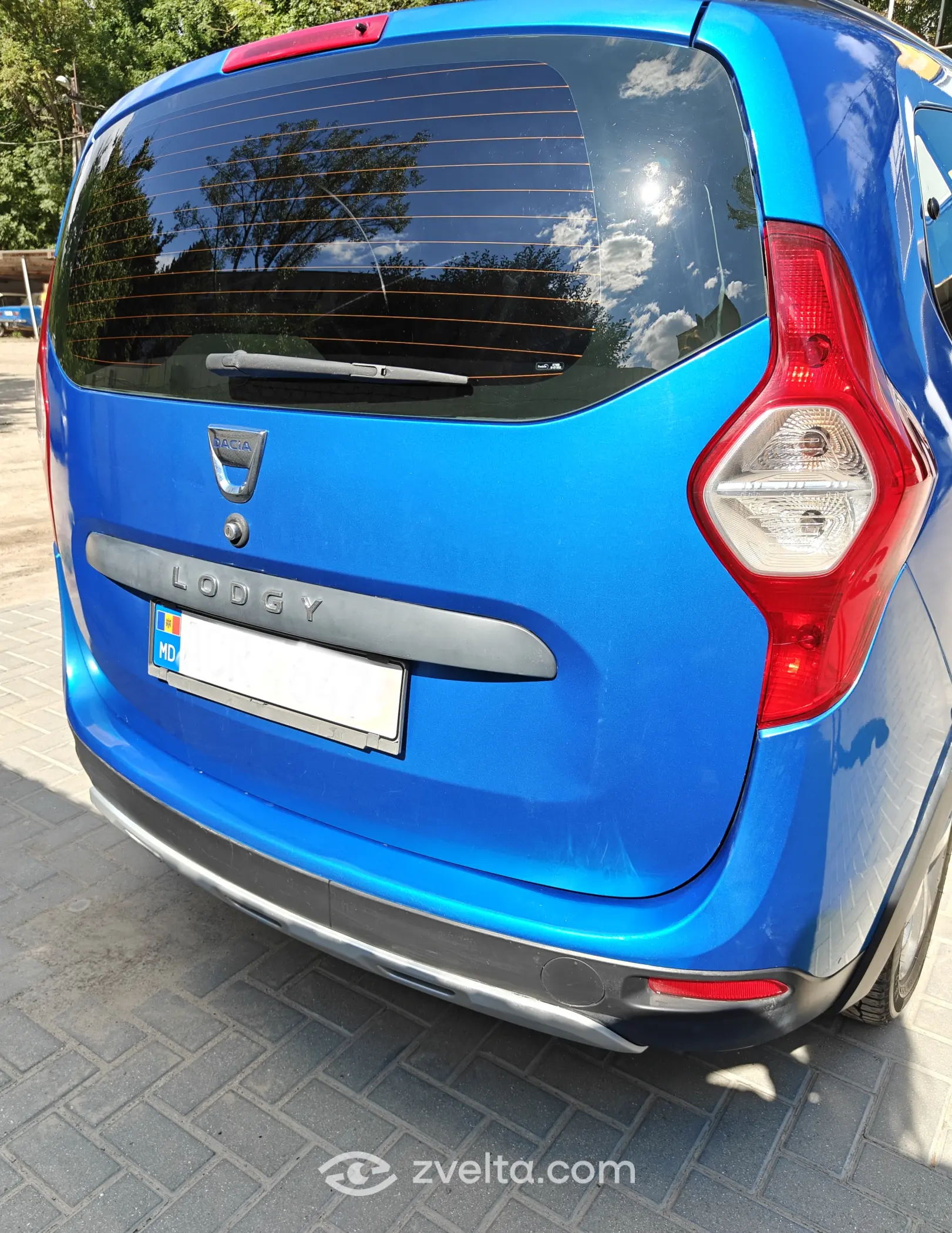 Car photo 4
