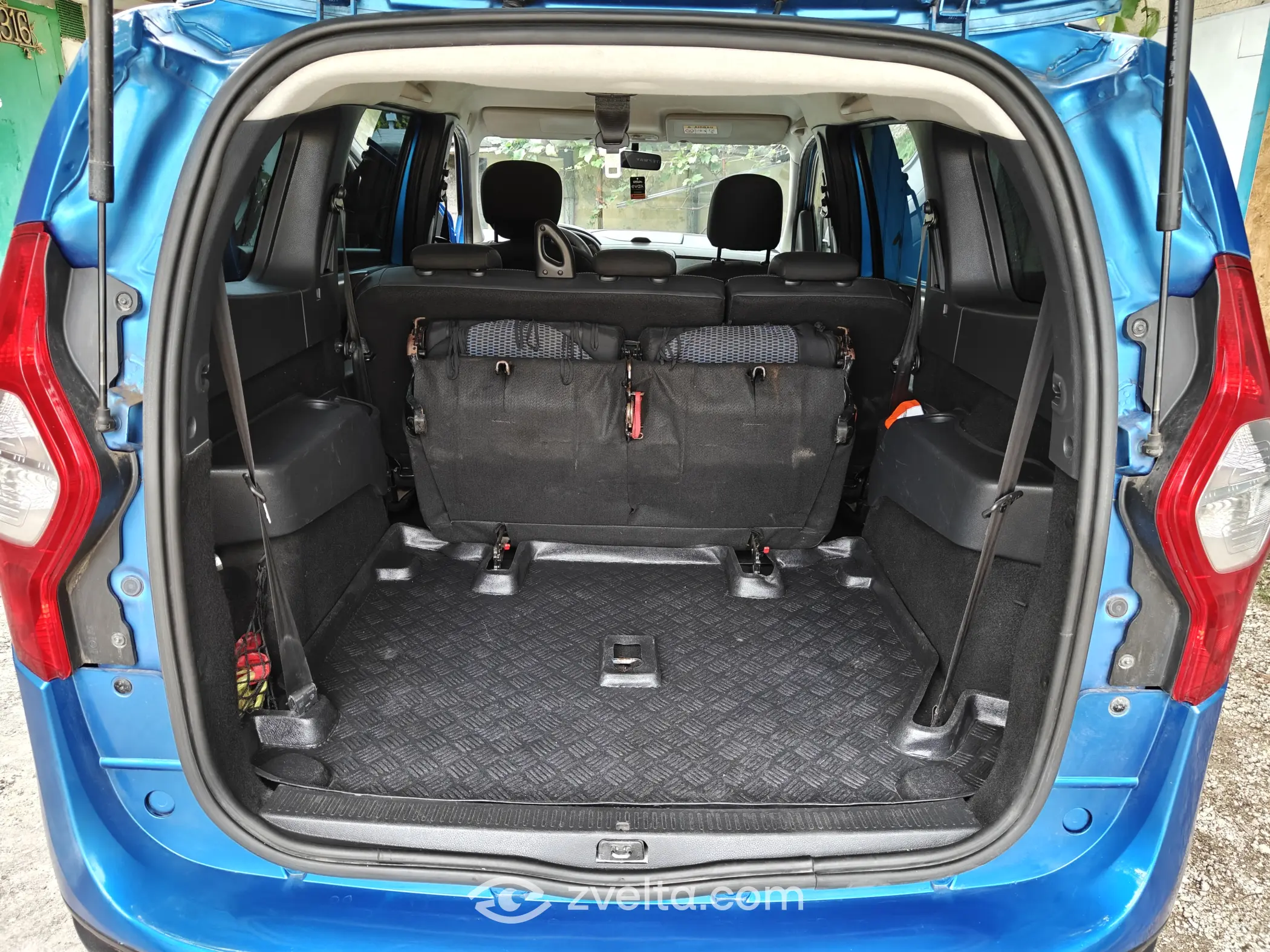 Car photo 9