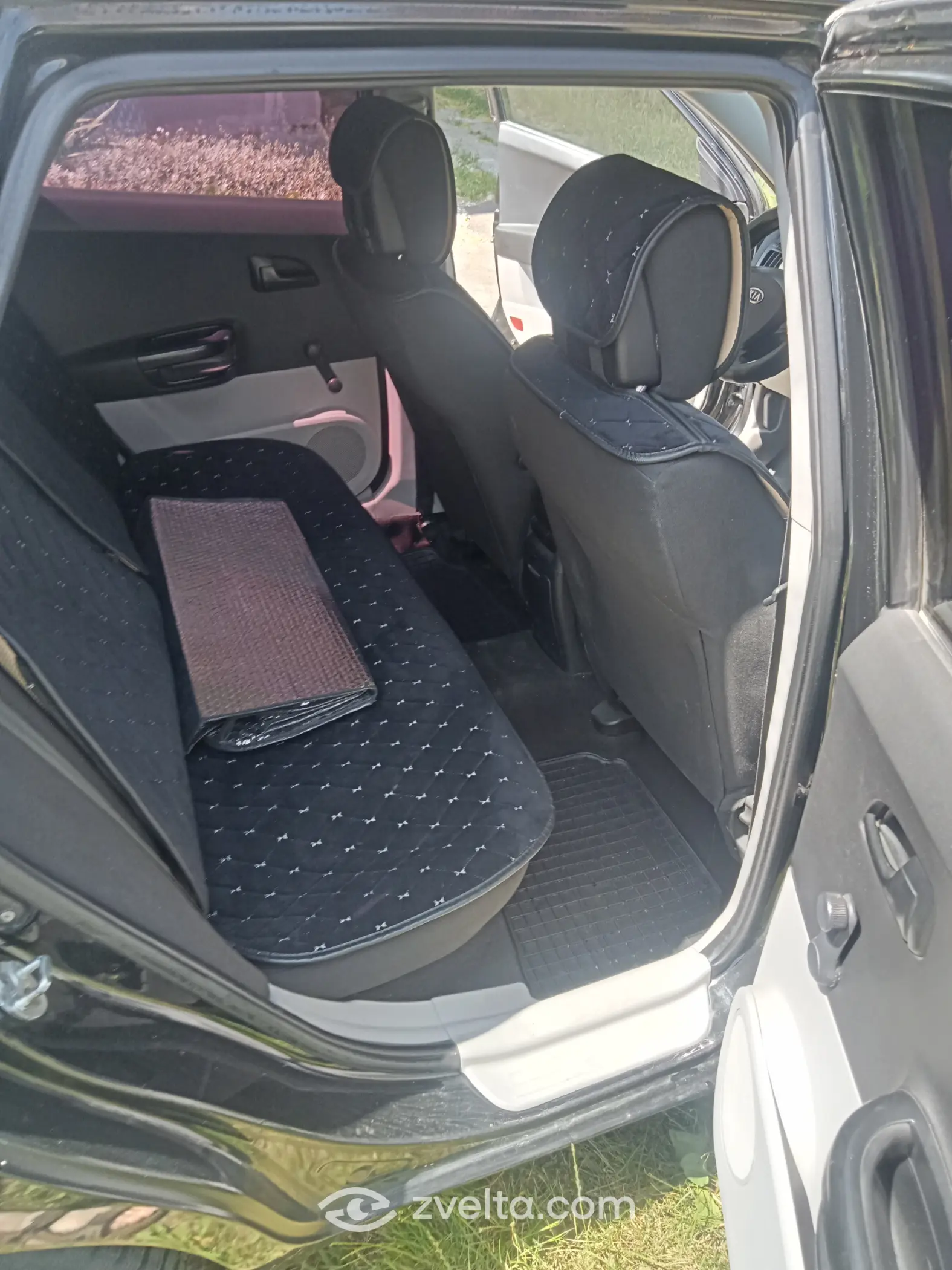 Car photo 8