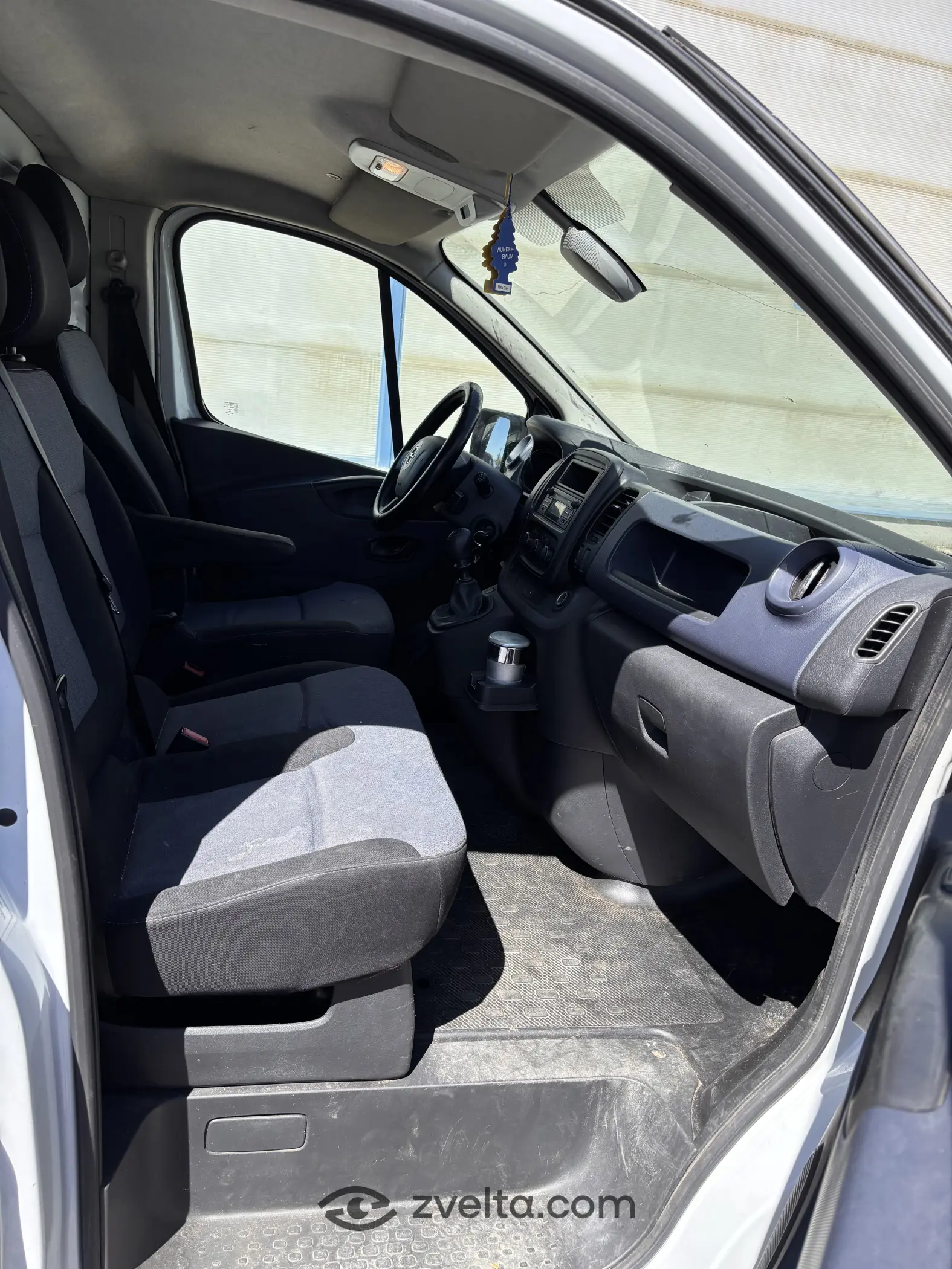 Car photo 3